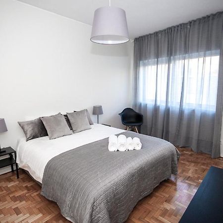 Downtown 3 Bedroom With Balcony - Quiet Street - Family Friendly - Groups Porto Buitenkant foto
