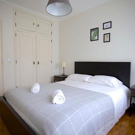 Downtown 3 Bedroom With Balcony - Quiet Street - Family Friendly - Groups Porto Buitenkant foto