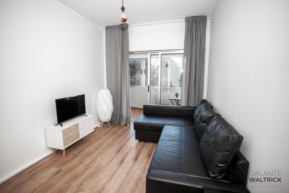 Downtown 3 Bedroom With Balcony - Quiet Street - Family Friendly - Groups Porto Buitenkant foto