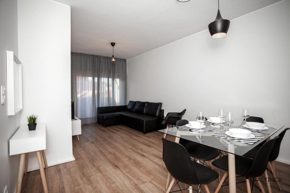 Downtown 3 Bedroom With Balcony - Quiet Street - Family Friendly - Groups Porto Buitenkant foto