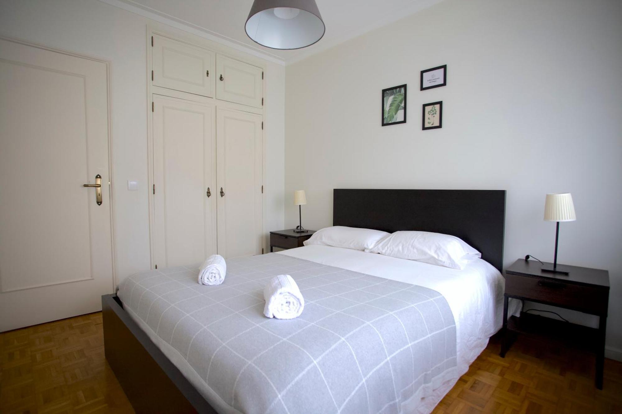 Downtown 3 Bedroom With Balcony - Quiet Street - Family Friendly - Groups Porto Buitenkant foto