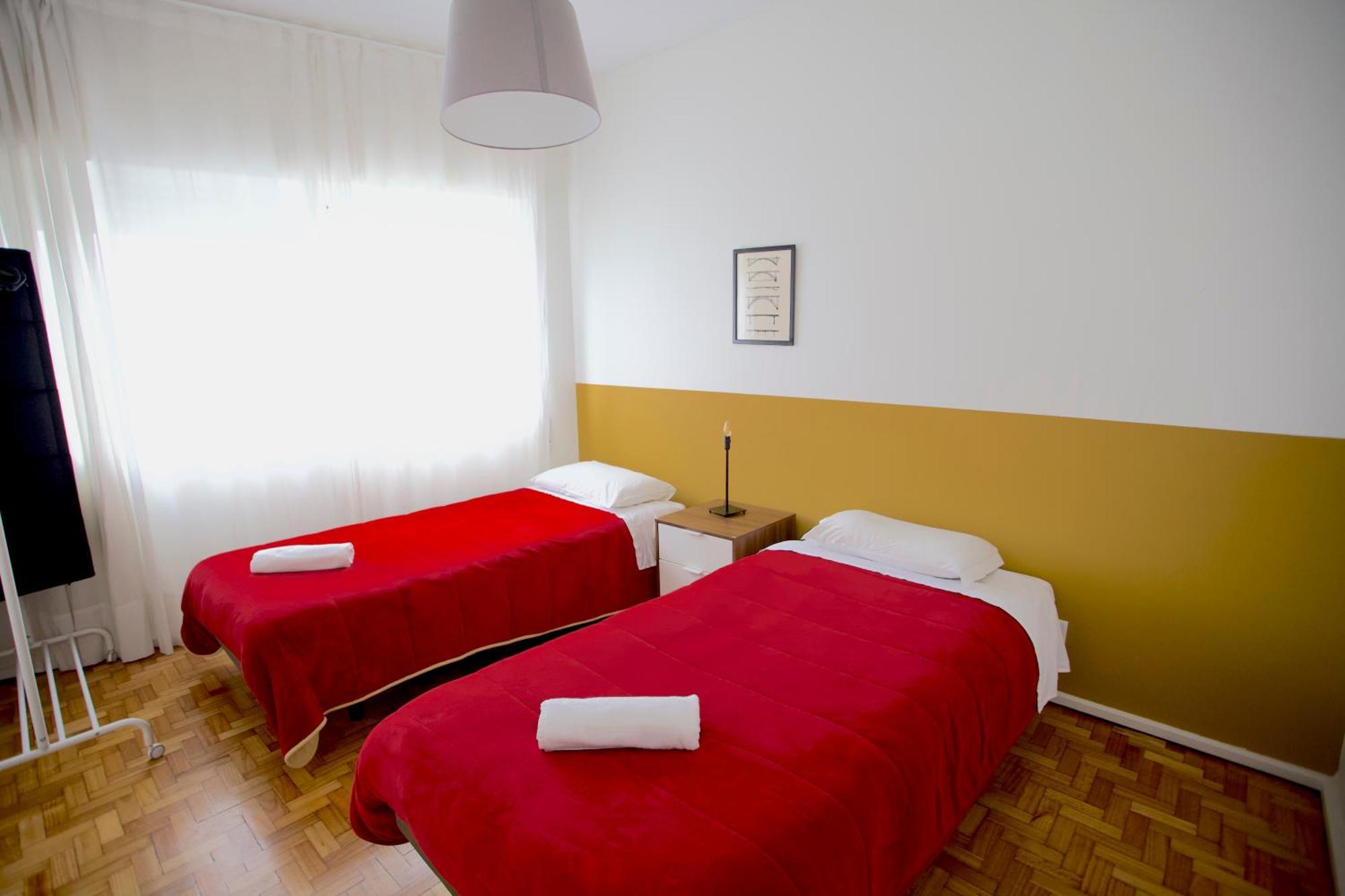 Downtown 3 Bedroom With Balcony - Quiet Street - Family Friendly - Groups Porto Buitenkant foto