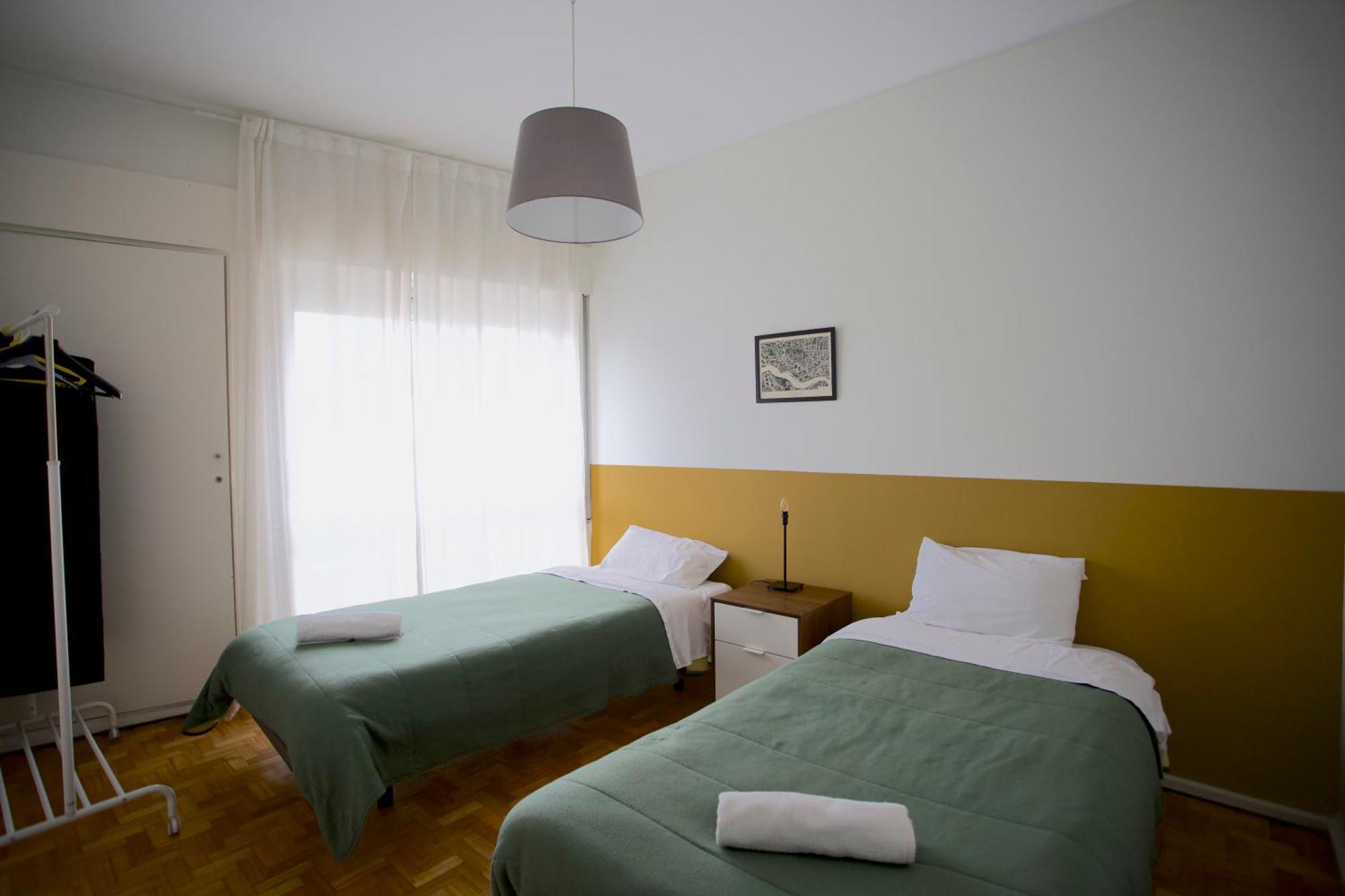 Downtown 3 Bedroom With Balcony - Quiet Street - Family Friendly - Groups Porto Buitenkant foto