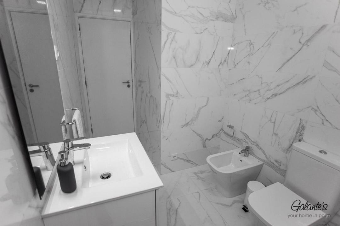 Downtown 3 Bedroom With Balcony - Quiet Street - Family Friendly - Groups Porto Buitenkant foto
