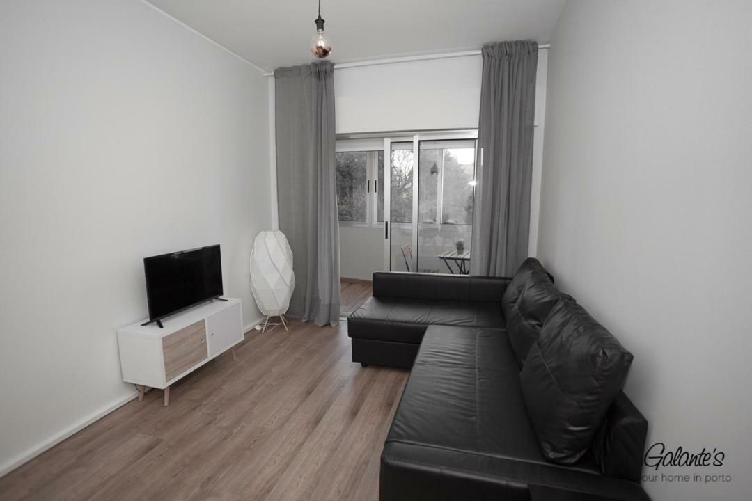 Downtown 3 Bedroom With Balcony - Quiet Street - Family Friendly - Groups Porto Buitenkant foto