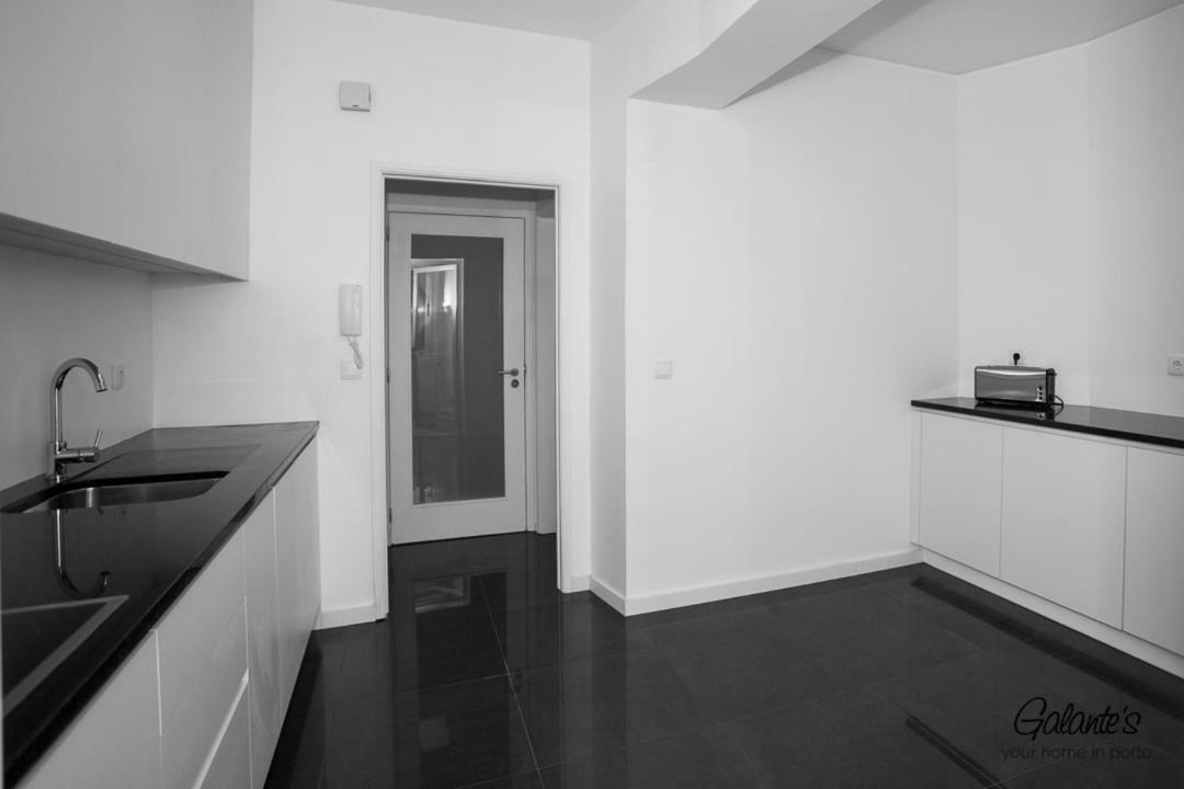 Downtown 3 Bedroom With Balcony - Quiet Street - Family Friendly - Groups Porto Buitenkant foto